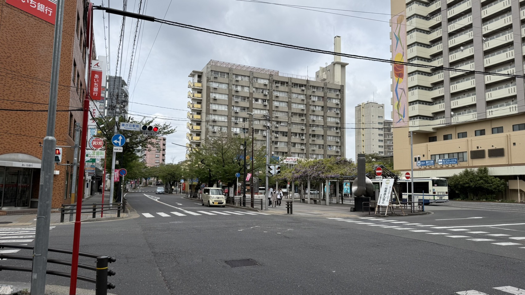 藤が丘駅前を北東に進みます