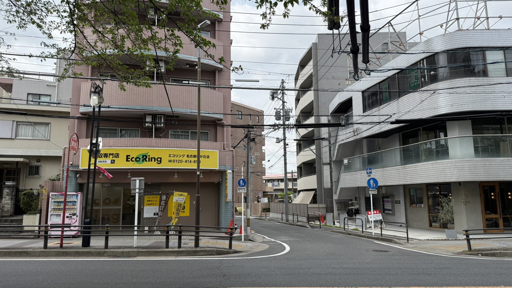 左手のエコリング横の一方通行に曲がります