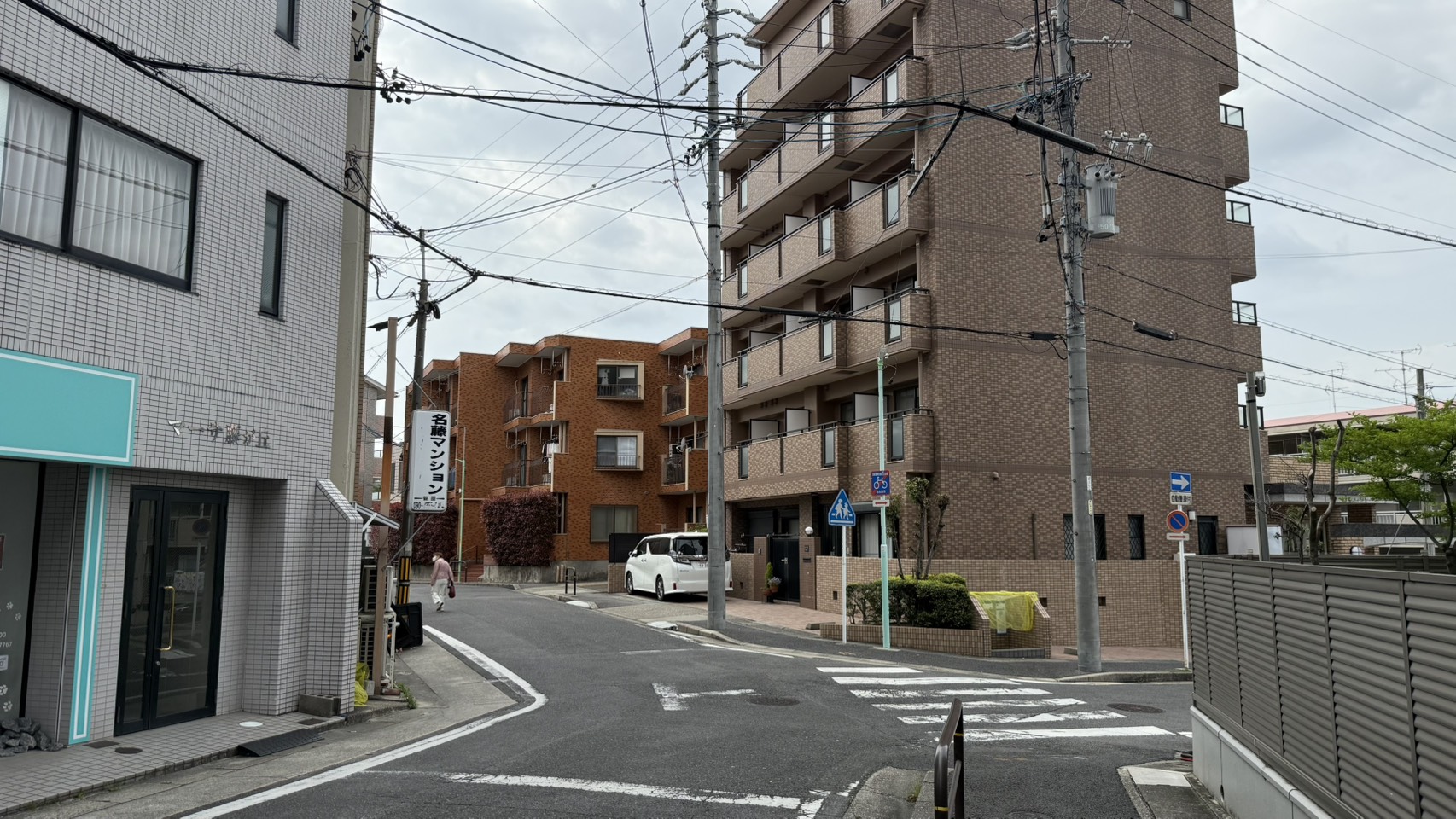 Ｔ字路を道なりに左へ