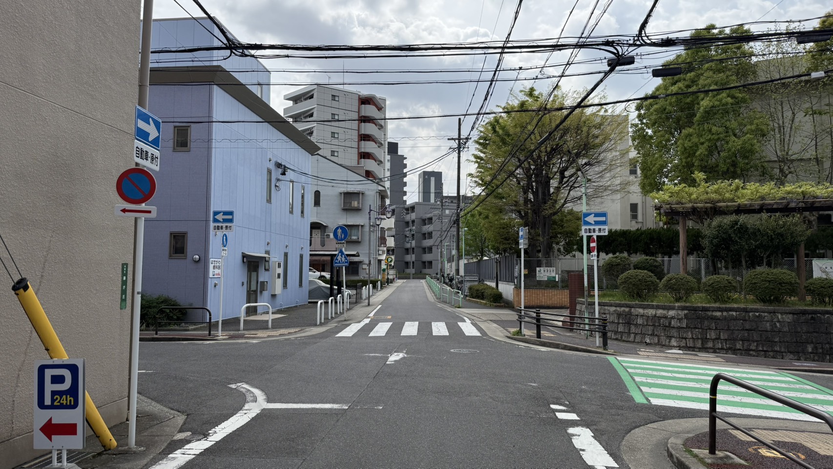 交差点を直進して左手の白い4階建の建物1階が当院です。