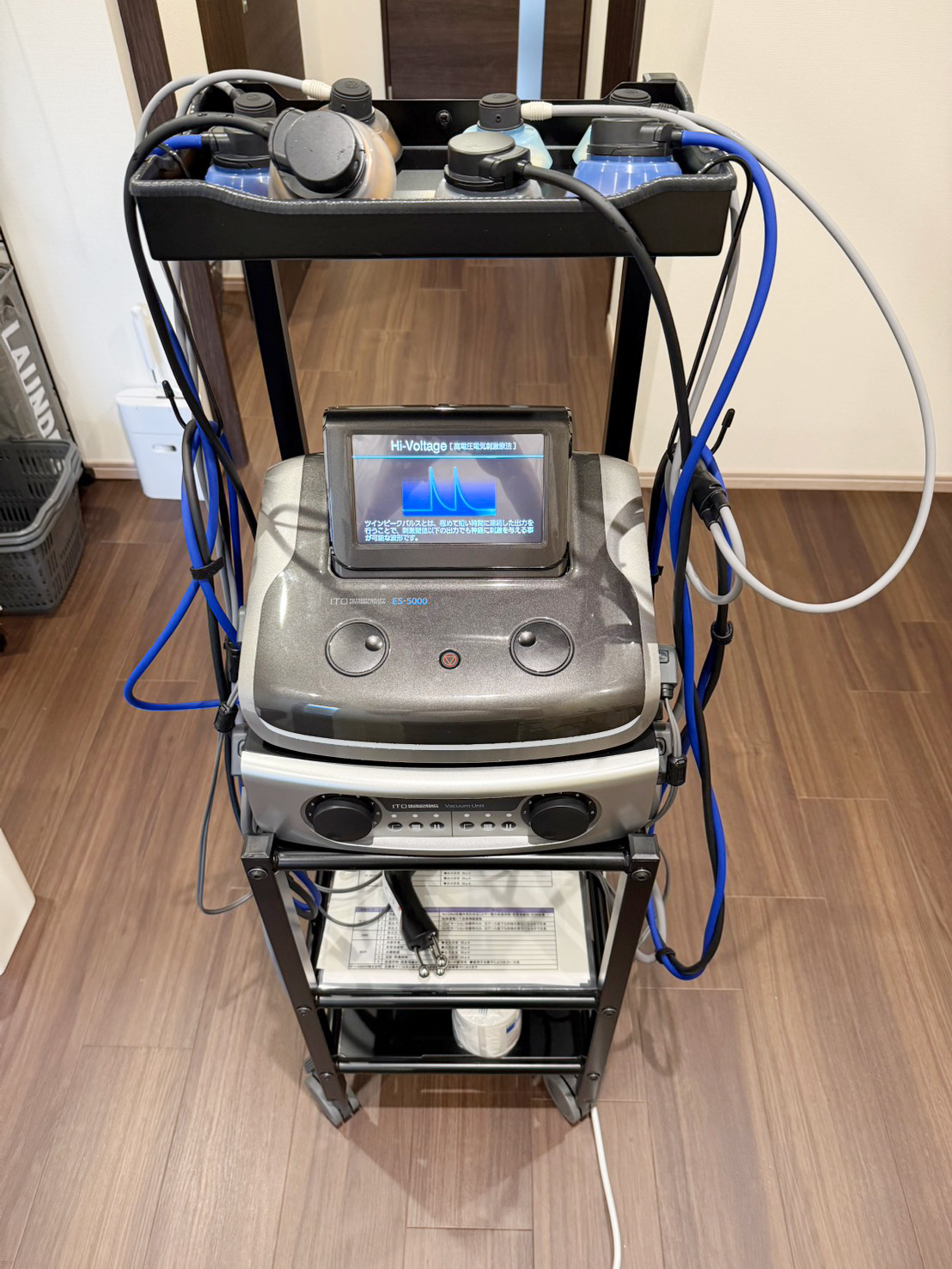 ES5000
通常の電療よりも効果が高く自費診療の事が多い立体動態波と、腫れを引かせ組織修復を回復を早めるマイクロカレントを状態に合わせて保険適応の基本施術から取り入れています。